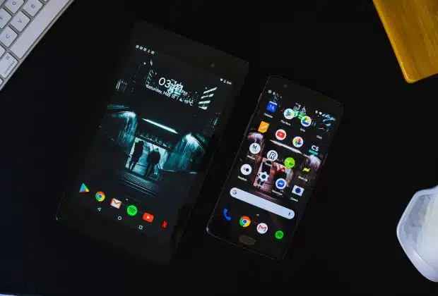 black android smartphone displaying home screen